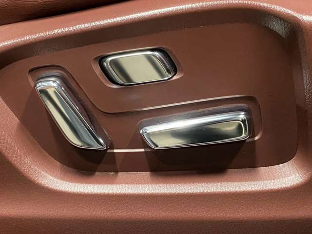 【パワーシート】電動でシートポジションの変更が可能です。手動式より細かくシート設定が可能ですのでより快適な姿勢でドライブを楽しんで頂けるでしょう。