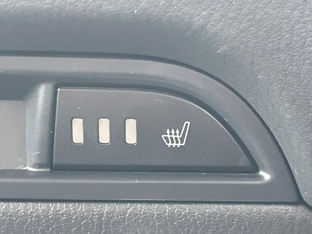 【前席+後席シートヒーター】寒い日に重宝するシートヒーターを後席にも装備!エアコンより早く温まってくれるので寒がりの人も安心ですね♪エアコンの温風は乾燥するから苦手、という方にもをおすすめです。