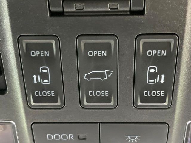 【両側パワースライドドア】スマートキーや運転席のスイッチで後席両側スライドドアの開閉が可能♪電動だから力を入れてドアを開ける必要が無く、小さなお子様でも簡単に開け閉めでき快適です♪