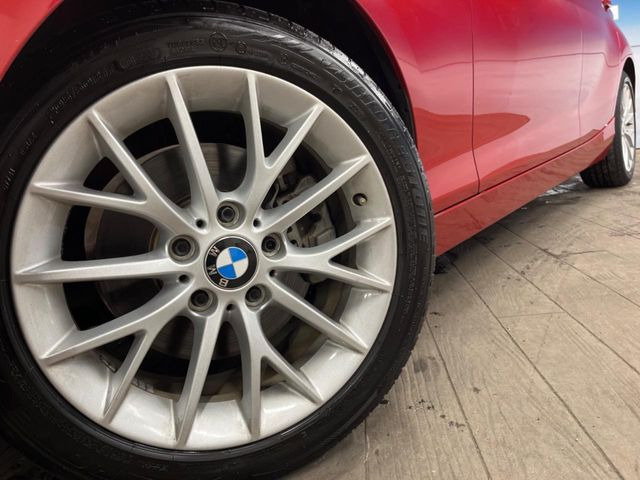 ●純正17インチアルミホイール:輸入車ならではの卓越した走りを支えるホイールと足回りです!日本車の走りに慣れている方にもぜひ体感して頂きたいほど、高いレベルでまとまっています!