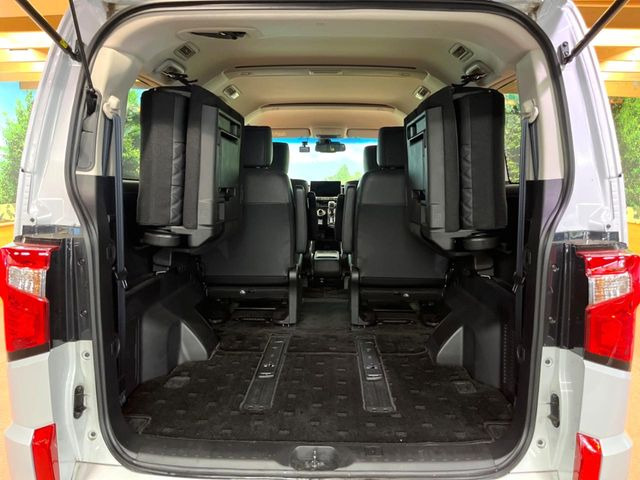 普段のお買い物や通勤、送迎等に十分な荷室スペースを確保しております。セカンドシートを倒すと、大きな荷物の積載も可能です♪