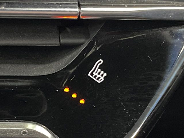 ●フロントシートヒーティング:運転席・助手席共に三段階で調節が可能なシートヒーターを装備しております。季節を問わず快適にご使用いただけます。