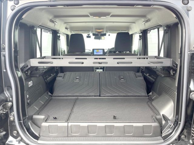 積み下ろしのしやすいデッキにはたっぷりと荷物を積み込んでいただけます。遊びから仕事まで、様々なシーンで頼れます♪