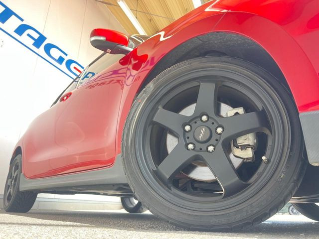 �y17�C���`�A���~�z�C�[���z�O�ςɃ}�b�`�����A���~�z�C�[���𑕒����Ă���܂��B�e��A���~�z�C�[����A�X�^�b�h���X�^�C�����戵�����Ă���܂��B���񂲑��k����������