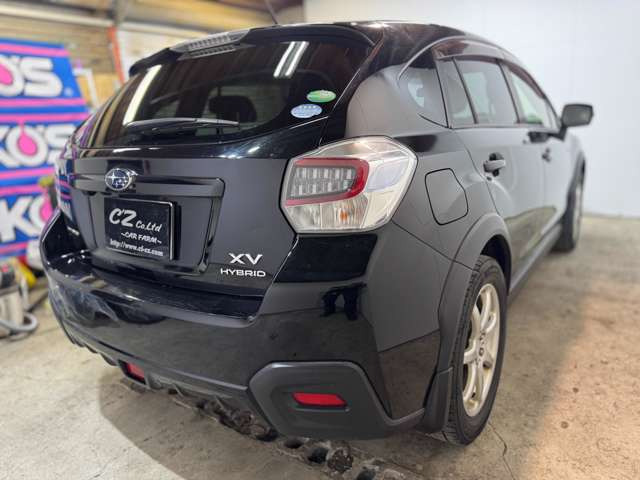 【リア外観】XV HYBRIDエンブレムを備えたリアビュー。大型リアガラスやリアワイパーも確認でき、SUVらしいまとまりのあるデザインです。