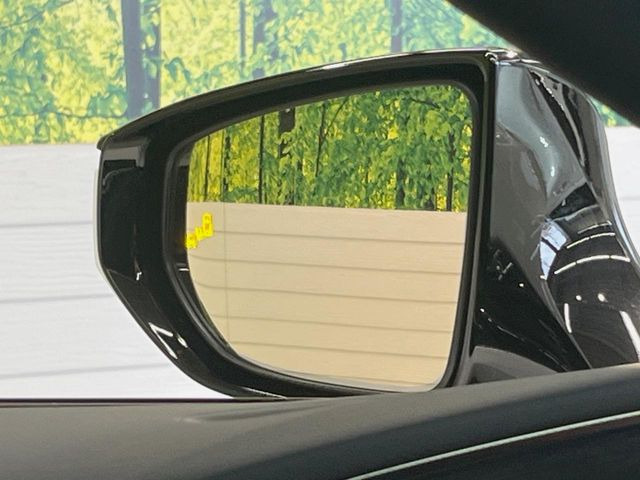 【ブラインドスポットモニター】走行中、ドアミラーの死角になりやすい箇所に後続車が接近するとサイドミラーのレンズに警告を表示!ドライバーに注意喚起をしてくれます。