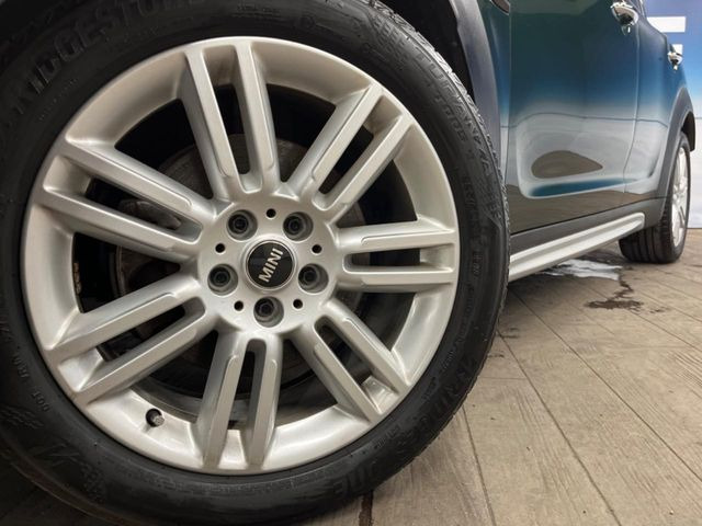 ●純正18インチアルミホイール:輸入車ならではの卓越した走りを支えるホイールと足回りです!日本車の走りに慣れている方にもぜひ体感して頂きたいほど、高いレベルでまとまっています!
