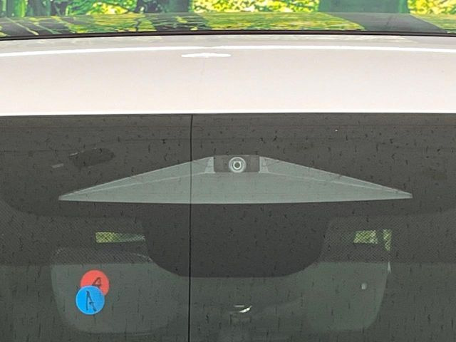 【トヨタセーフティセンス】走行中に前方の車両等を認識し、衝突しそうな時は警報とブレーキで衝突回避と被害軽減をアシスト。より安全にドライブをお楽しみいただけます。