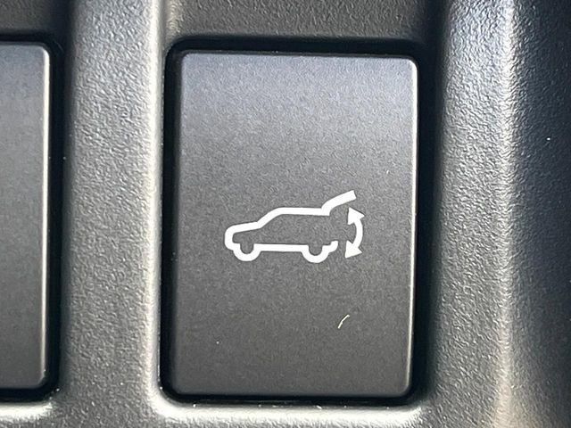 【パワーバックドア】スマートキーや運転席のボタンを押すだけでリアゲートが自動で開閉します!荷物を持っている時や、高い位置にあるバックドアを閉める際に便利な機能です♪