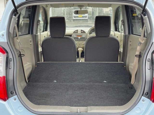 ラゲッジルームは、大容量のスペースを確保。普段のお買い物からレジャーまで、幅広く活躍してくれます!また、リアシートを倒すことでバリエーション豊かにお使いいただけます。