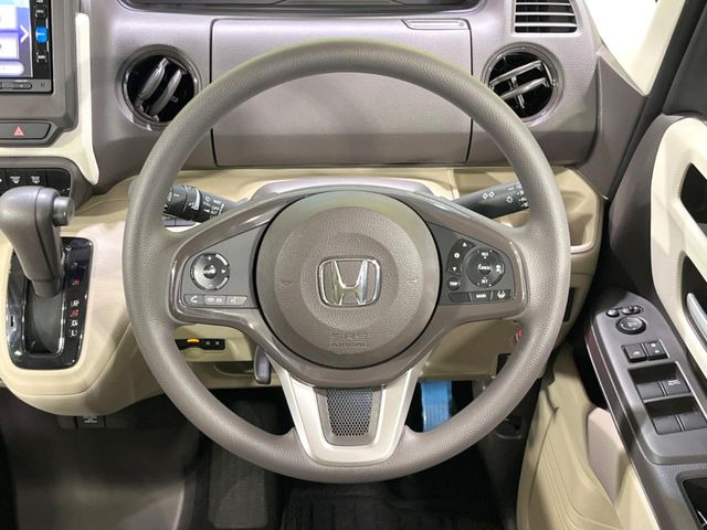 インテリアに合わせたデザインのステアリングは、運転される方のことも考え、運転しやすい形状、大きさです。是非一度、実際に触ってお確かめください。