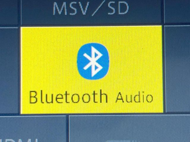 ��Bluetooth:���莝���̃X�}�[�g�t�H���ȂǂƐڑ����A�n���Y�t���[�ʘb��Տꊴ����~���[�W�b�N�Đ������y���݂��������܂��B�����ڑ��ł��̂Ŕς킵��������܂����