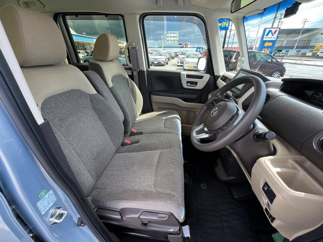 運転席シート廻りは使用感も少なく、良好な状態となっています。丁寧に使われていたことがよくわかりますね。