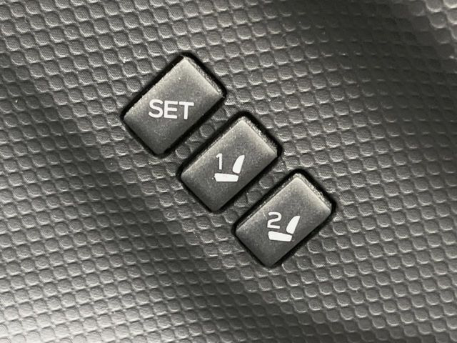 【メモリー機能付きパワーシート】ドライバーごとに設定したシート位置を記憶して、ボタン一つで切り替えできる便利な機能!運転する方が複数名いらっしゃるご家庭におすすめです♪