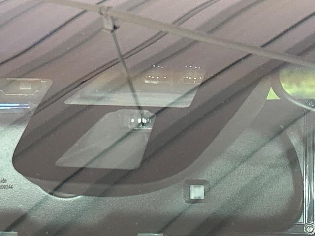 【ホンダセンシング】走行中に前方の車両等を認識し、衝突しそうな時は警報とブレーキで衝突回避と被害軽減をアシスト。より安全にドライブをお楽しみいただけます。