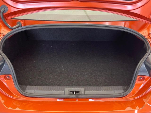 積み下ろしのしやすいデッキにはたっぷりと荷物を積み込んでいただけます。遊びから仕事まで、様々なシーンで頼れます♪
