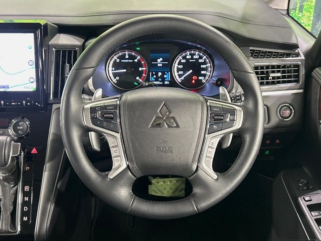 【ステアリングヒーター】冬場に冷たくなりやすい革巻きステアリングを、スイッチ一つで素早く適温に!エアコンよりも早く温まってくれるので、寒い日の運転も快適になりますね♪