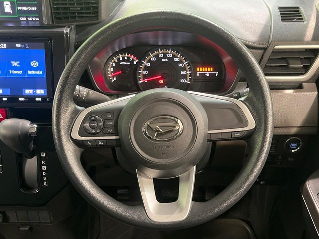 �C���e���A�ɍ��킹���f�U�C���̃X�e�A�����O�́A�^�]�������̂��Ƃ��l���A�^�]���₷���`��A�傫���ł��B�����x�A���ۂɐG���Ă��m���߂��������B