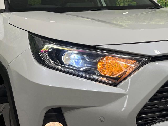 【三眼LEDヘッドライト】スタイリッシュな見た目の三眼LEDヘッドライトを装備♪スタイルだけでなく、夜間の走行も視界良好で安心してお乗りいただけます。