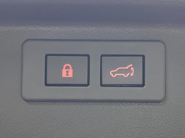 【パワーバックドア】スマートキーや運転席のボタンを押すだけでリアゲートが自動で開閉します!荷物を持っている時や、高い位置にあるバックドアを閉める際に便利な機能です♪