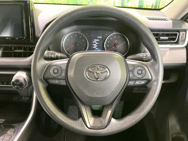 インテリアに合わせたデザインのステアリングは、運転される方のことも考え、運転しやすい形状、大きさです。是非一度、実際に触ってお確かめください。