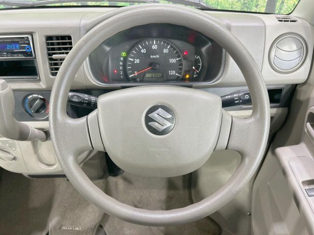 �C���e���A�ɍ��킹���f�U�C���̃X�e�A�����O�́A�^�]�������̂��Ƃ��l���A�^�]���₷���`��A�傫���ł��B�����x�A���ۂɐG���Ă��m���߂��������B