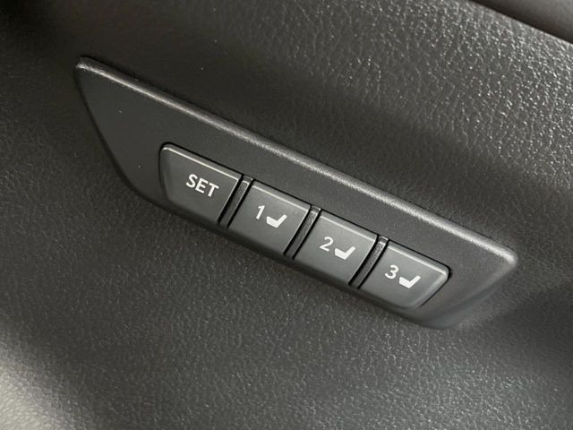 【メモリー機能付きパワーシート】ドライバーごとに設定したシート位置を記憶して、ボタン一つで切り替えできる便利な機能!運転する方が複数名いらっしゃるご家庭におすすめです♪