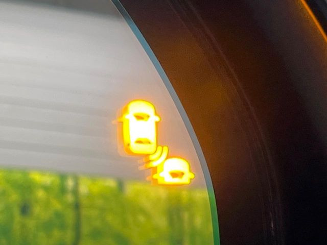 【ブラインドスポットインフォメーション】走行中、ドアミラーの死角になりやすい箇所に後続車が接近するとサイドミラー付近に警告を表示、ドライバーに注意喚起をしてくれます。