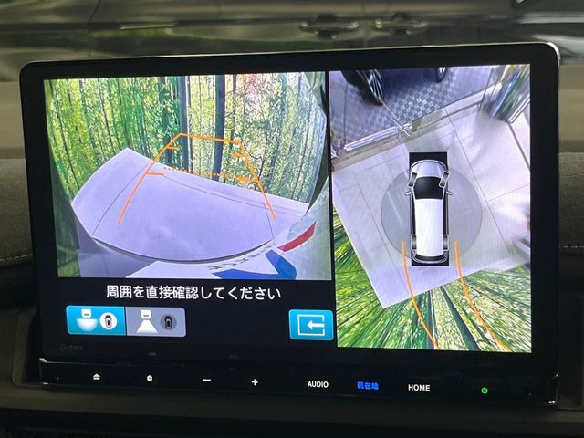 【マルチビューカメラシステム】専用のカメラにより、上から見下ろしたような視点で360度クルマの周囲を確認することができます☆死角部分も確認しやすく、狭い場所での切り返しや駐車もスムーズに行えます。