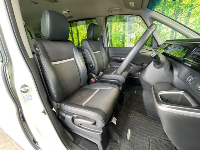 運転席シート廻りは使用感も少なく、良好な状態となっています。丁寧に使われていたことがよくわかりますね。