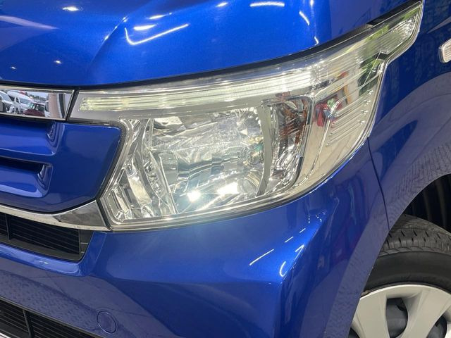 【HIDヘッドライト】非常に明るく前方を照らしてくれるので、悪天候や夜間の走行時も視界良好で安心してお乗りいただけます。