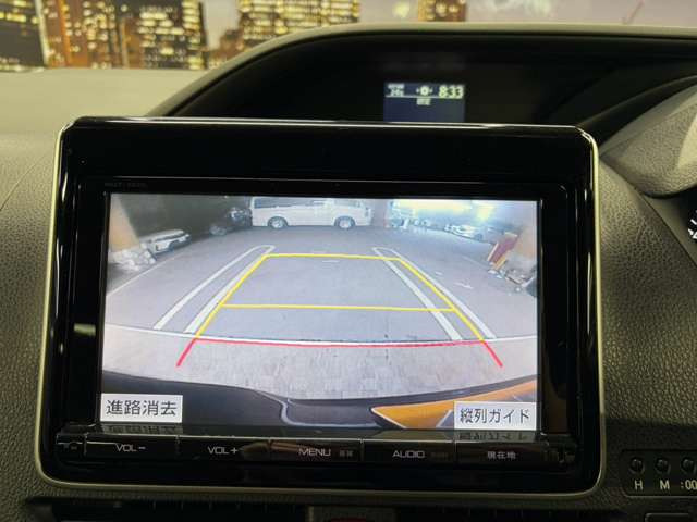【バックカメラ】運転席から画面上で安全確認ができます。駐車が苦手な方にもオススメな便利機能です。