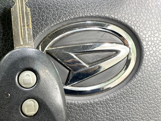 【キーレス】少し離れた場所からでもボタン一つでドアの開錠・施錠ができるのでとっても便利!ドアの鍵穴周りに傷をつけることもありません♪