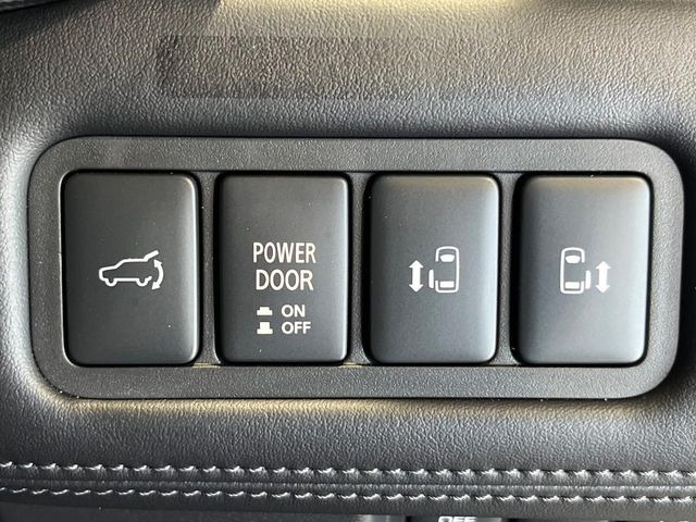 【両側パワースライドドア】スマートキーや運転席のスイッチで後席両側スライドドアの開閉が可能♪電動だから力を入れてドアを開ける必要が無く、小さなお子様でも簡単に開け閉めでき快適です♪