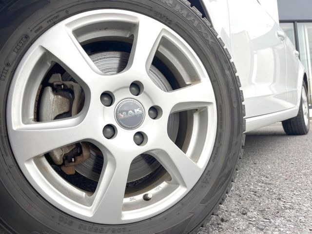 ●16インチアルミホイール:輸入車ならではの卓越した走りを支えるホイールと足回りです!日本車の走りに慣れている方にもぜひ体感して頂きたいほど、高いレベルでまとまっています!