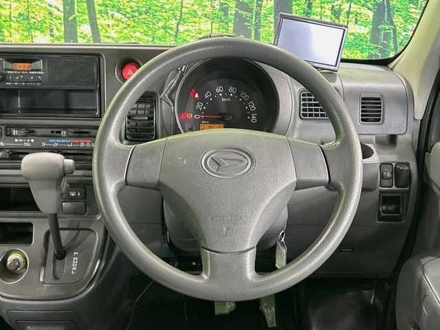 インテリアに合わせたデザインのステアリングは、運転される方のことも考え、運転しやすい形状、大きさです。是非一度、実際に触ってお確かめください。