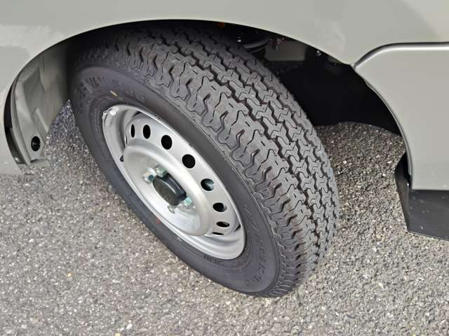 新車時のタイヤなので溝たっぷり有ります♪