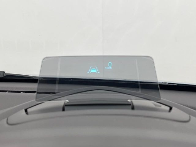 【ヘッドアップディスプレイ】現在の速度や走行情報をデジタル表示で運転席前方のガラスに投影!運転中、目線をずらさず必要な情報を確認できるのでとっても便利で安心!