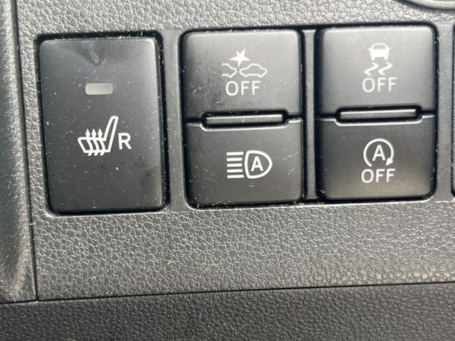 【スマートアシスト】走行中に前方の車両等を認識し、衝突しそうな時は警報とブレーキで衝突回避と被害軽減をアシスト。より安全にドライブをお楽しみいただけます。