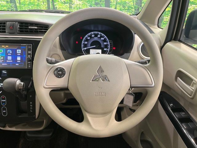 �C���e���A�ɍ��킹���f�U�C���̃X�e�A�����O�́A�^�]�������̂��Ƃ��l���A�^�]���₷���`��A�傫���ł��B�����x�A���ۂɐG���Ă��m���߂��������B