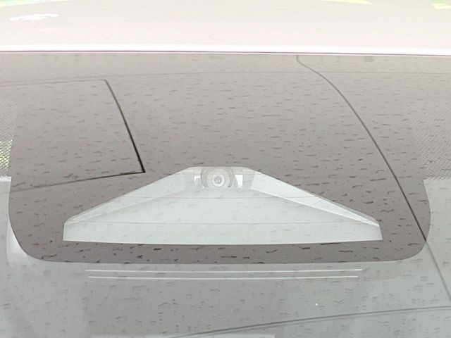 【トヨタセーフティセンス】走行中に前方の車両等を認識し、衝突しそうな時は警報とブレーキで衝突回避と被害軽減をアシスト。より安全にドライブをお楽しみいただけます。