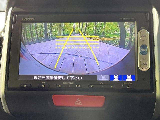 【バックカメラ】駐車時に後方がリアルタイム映像で確認できます。大型商業施設や立体駐車場での駐車時や、夜間のバック時に大活躍!運転スキルに関わらず、今や必須となった装備のひとつです!