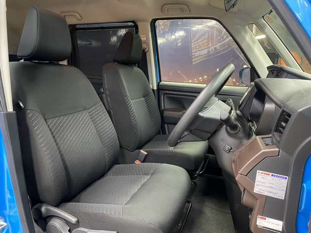 運転席も広々としており運転しやすい環境を実現しています☆