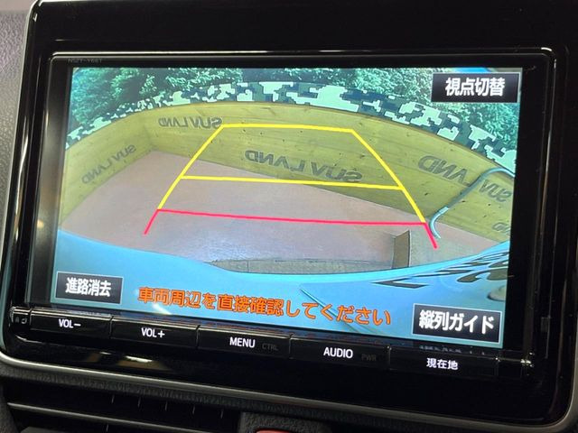 【バックカメラ】駐車時に後方がリアルタイム映像で確認できます。大型商業施設や立体駐車場での駐車時や、夜間のバック時に大活躍!運転スキルに関わらず、今や必須となった装備のひとつです!