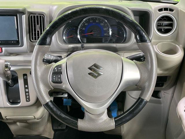 インテリアに合わせたデザインのステアリングは、運転される方のことも考え、運転しやすい形状、大きさです。是非一度、実際に触ってお確かめください。