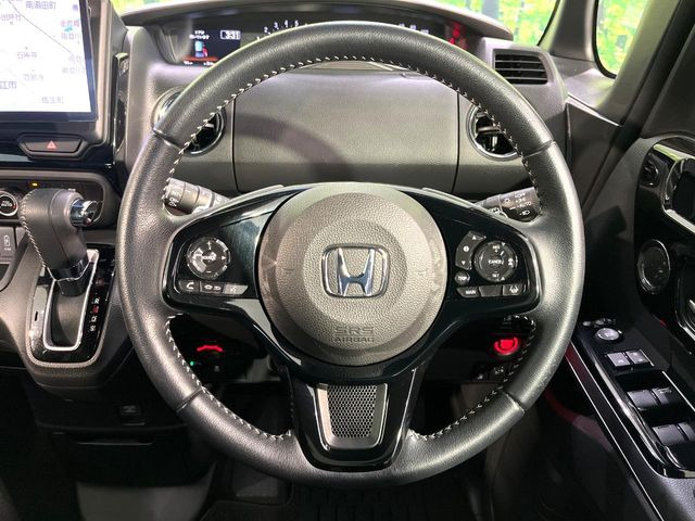 【純正革巻きステアリング】上質な革を使用することで、手にしっかり馴染みとても運転しやすいハンドルです♪