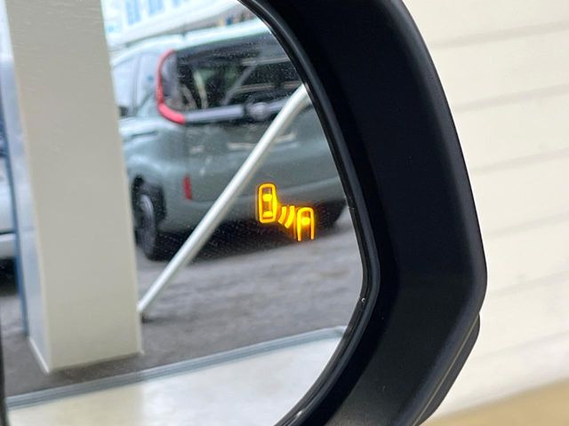 【ブラインドスポットモニター】走行中、ドアミラーの死角になりやすい箇所に後続車が接近するとサイドミラーのレンズに警告を表示!ドライバーに注意喚起をしてくれます。