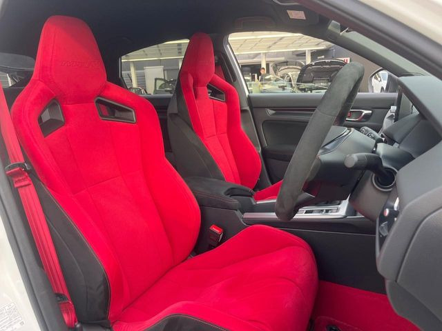 【専用スポーツシート】ホールド性に優れ、カーブ時の体が流れを抑制してくれます。また、体にフィットするから腰や背中が疲れにくく、ロングドライブや高速走行でも快適にお過ごしいただけます♪