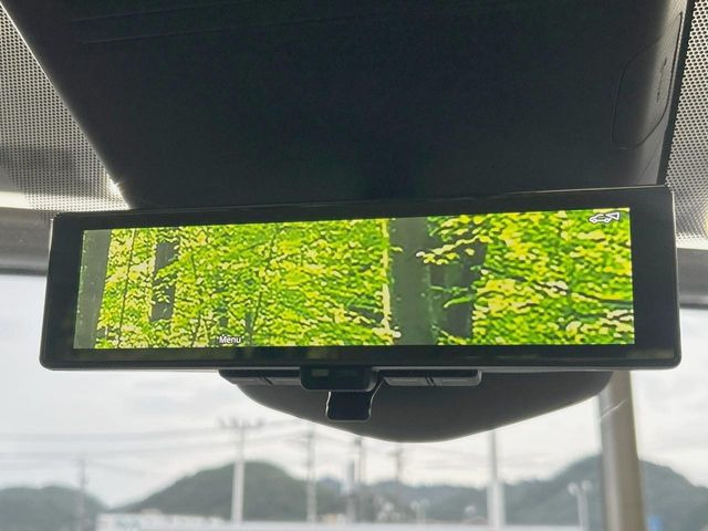 【インテリジェントルームミラー】後席の大きな荷物や同乗者で後方が確認しづらい時でも安心!カメラが撮影した車両後方の映像をルームミラー内に表示。クリアな視界で状況の確認が可能です!