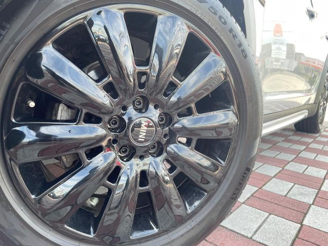 ●純正18インチアルミホイール:輸入車ならではの卓越した走りを支えるホイールと足回りです!日本車の走りに慣れている方にもぜひ体感して頂きたいほど、高いレベルでまとまっています!